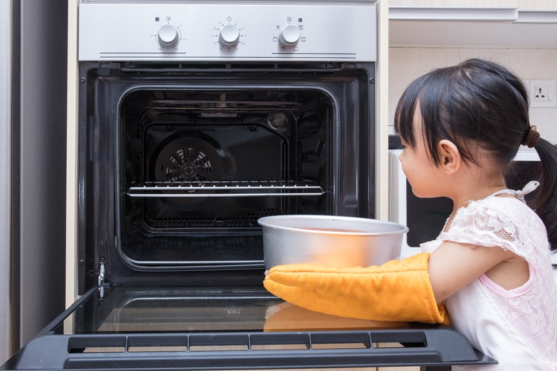 https://www.forceofnatureclean.com/wp-content/uploads/2017/08/little-girl-baking.jpg